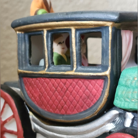 Dickens Village Stagecoach Porcelain Accessory - Picture 12 of 13